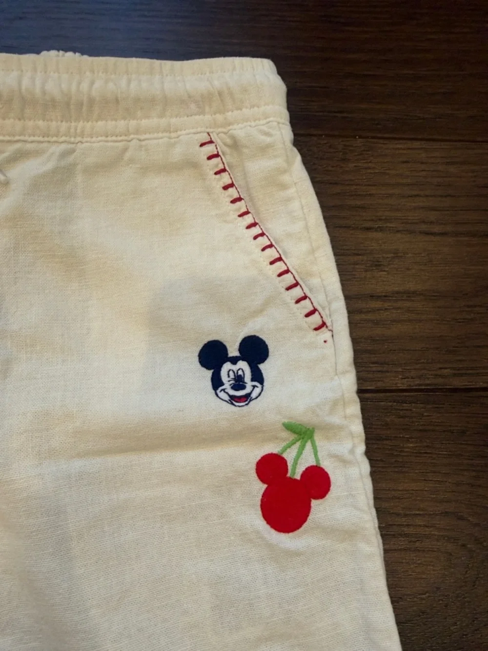 Old Navy x Disney White Mickey Embroidered Shorts 5T - C42-005